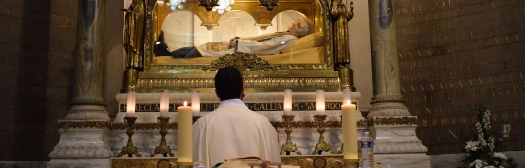 Sacerdote, humanidad,